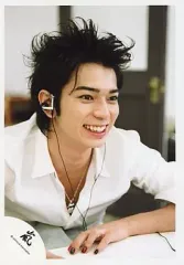 【中古】生写真(ジャニーズ) 嵐/松本潤/バストアップ・白シャツ・イヤホン・体斜め向き・笑顔/公式生写真