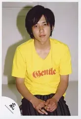 【中古】生写真(ジャニーズ) 嵐/二宮和也/正座/Tシャツ黄色/背景白/公式生写真