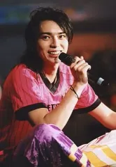 【中古】生写真(ジャニーズ) 嵐/松本潤/ライブフォト・座り・衣装ピンク・右手マイク・笑顔/公式生写真