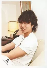 【中古】生写真(ジャニーズ) 嵐/櫻井翔/シャツ白・体左向き・カメラ目線・ソファ/公式生写真