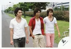 【中古】生写真(ジャニーズ) 嵐/松本潤・相葉雅紀・櫻井翔/横型・衣装白・相葉衣装赤・膝上・目線右/公式生写真