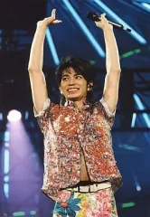 【中古】生写真(ジャニーズ) 嵐/松本潤/ライブフォト・膝上・衣装赤・花柄ズボン・左手マイク・両手上げ・目線左・枠無し/公式生写真