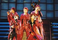 【中古】生写真(ジャニーズ) 嵐/集合(5人)/ライブフォト・横型・膝上・衣装赤・マイク・センター大野/公式生写真