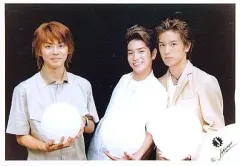 【中古】生写真(ジャニーズ) ジャニーズJr./今井翼・松本潤・滝沢秀明/横型・上半身・白いボール・センター松本.衣装白・背景黒/公式生写真