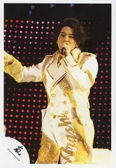 【中古】生写真(ジャニーズ) 嵐/松本潤/ライブフォト・衣装白・金ライン・左手マイク・右手前・背景赤ライト/公式生写真