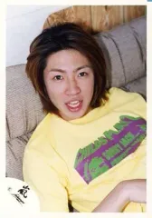 【中古】生写真(ジャニーズ) 嵐/相葉雅紀/バストアップ・Tシャツ黄色・右向き・カメラ目線・ソファ/公式生写真