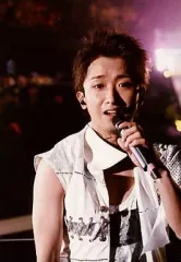 【中古】生写真(ジャニーズ) 嵐/大野智/ライブフォト・バストアップ・衣装白・左手マイク・枠無し/公式生写真