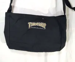 新品　THRASHER  帆布 BIGショルダー　文字ロゴ　カラー：ブラック・アイボリー　肩掛け　手持ち　2way  カジュアル　バッグ　大きいショルダーバッグ　キャンバス　大容量　丈夫な生地のサムネイル