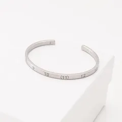 MAISON MARGIELA メゾン マルジェラ アクセサリー ナンバリングカフブレスレット SI8UY0002 SV0129 メンズ ユニセックス シルバー 925製 ナンバリングロゴのサムネイル