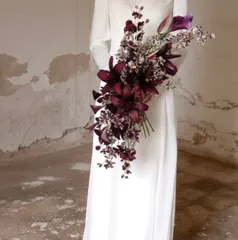 ボルドーカラーの縦長キャスケード風クラッチブーケ  アーティフィシャルフラワーブーケ　ウェディング　ユリ　カラーリリー