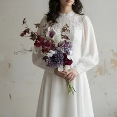 ボルドーとパープルカラーの縦長クラッチブーケ　ウェディングブーケ　ブートニア付　カラーリリー　胡蝶蘭