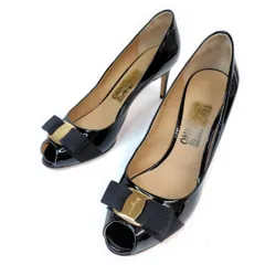 ★使用感少なめ★Salvatore Ferragamo フェラガモ エナメル パンプス 8C ヴァラ リボン 黒 25cm レディース靴 3034