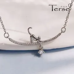 Terse 猫がボールを追いかける愛らしいシルエットが、CZダイヤで飾られた繊細なチェーンに映えるペンダント遊び心溢れる 細部にわたるまで精巧に作られており、動きを追うキャットの姿が活動的でありながらも洗練された印象を与え シンプルながらも存在感を放ち
