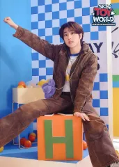 【中古】キャラカード ハン(縦/座り/片手上げ) ランダムトレーディングカード 「Stray Kids Fan Connecting 2024 “SKZ TOY WORLD”」