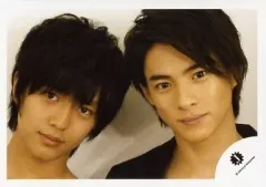 【中古】生写真(ジャニーズ) 関西ジャニーズJr./永瀬廉・平野紫耀/横型・顔アップ・衣装黒・首傾げ・背景ベージュ/公式生写真