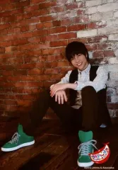 【中古】生写真(ジャニーズ) 7WEST/重岡大毅/全身・座り・衣装グレー・水玉模様・ベスト黒・両手重ね・首傾げ・背景レンガ/関西ジャニーズJr. 春休みスペシャルコンサート 2013