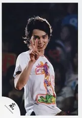 【中古】生写真(ジャニーズ) 嵐/松本潤/ライブフォト・上半身・白シャツ・右手ピース・背景観客/公式生写真