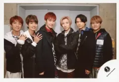 【中古】生写真(ジャニーズ) SixTONES/集合(6人)/横型・膝上・衣装黒・白・京本腕組み・田中、高地肩に手/「JOHNNYS’ King ＆ Prince IsLAND」グッズオフショット/公式生写真