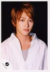 【中古】生写真(ジャニーズ) 関ジャニ∞/横山裕/バストアップ・衣装白・インナーグレー・カメラ目線・背景黒/公式生写真