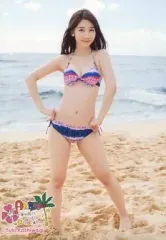 【中古】生写真(AKB48・SKE48) 柏木由紀/全身・水着ピンク青・両手腰・背景海/DVD「AKB48海外旅行日記 -ハワイはハワイ-」特典のサムネイル