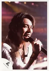 【中古】生写真(ジャニーズ) 嵐/松本潤/ライブフォト・バストアップ・右手マイク・人差し指に指輪・衣装白・背景ステージ/公式生写真