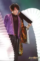 【中古】生写真(ジャニーズ) SixTONES/松村北斗/ライブフォト・膝上・衣装紫・黄色・右向き・2Lサイズ/「JOHNNYS’ King ＆ Prince IsLAND」ステージフォト 第3弾