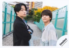 【中古】生写真(STARTO) timelesz/佐藤勝利・菊池風磨/横型・上半身/シングル「because」MV＆ジャケ写オフショット/公式生写真