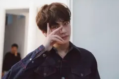 【中古】生写真(男性) 防弾少年団/V(ブイ)/横型・バストアップ・衣装黒・右手ピース・顔・ポストカードサイズ/展示会「2018 BTS EXHIBITION オヌル」「24=7 Serendipity」シーズン1 生写真(LIVE PHOTO)