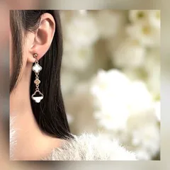 ♡耳元で揺れるクローバー♡ 【イヤリング】フラワーモチーフ ホワイト×ゴールド ピアス｜上品 デート 大人可愛い シンプル きれいめ フェミニン 高見え デート お出かけ 通勤 韓国風 二次会 結婚式 ニッケルフリー プレゼント 春夏秋冬（No.104-A）