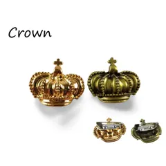 王冠 クラウン ブローチ ２個セット ビンテージ風 ゴールド 真鍮 ピンバッチ 2cmX2.5cm ピンバッチ 復古調 レトロ 冠 アンティーク バッチ おしゃれ 飾り方 使い方 付け方 バッチ ブローチ スティックピン バッヂ 装身具