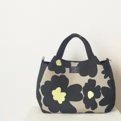 ハンドメイド　トートバッグ　大きな花柄　チューリップバッグ　バルーンバッグ　ショルダーバッグにもなるよ　北欧柄　Dカン付き