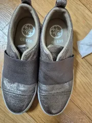 GUESS ゲス スリッポン スニーカー ブラウン/シルバー 235