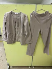 レディース ノーカラージャケット パンツスーツ セットアップ きれいめ 通勤 オフィス カジュアル 上下セット ko1