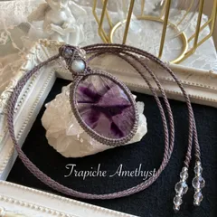 トラピッチェ模様アメジスト・大きめサイズ　マクラメネックレス　金属アレルギー対応　ネックレス