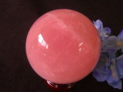淡い乳白ピンク瑪瑙のやや歪な丸玉に、赤眼2つと薄オレンジの縞模様　前800年頃の 淡い乳白ピンク瑪瑙のやや歪な丸玉に、赤眼2つと薄オレンジの縞模様 前