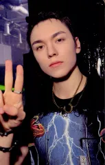 【中古】コレクションカード(男性) SEVENTEEN/バーノン(VERNON)/ホログラム仕様/CD「HAPPY BURSTDAY」ラッキードローイベント SEVENTEEN Wevesrse Shop特典スペシャルセルフィーフォトカード