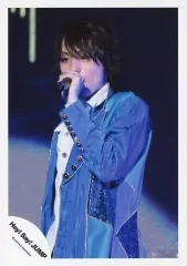 【中古】生写真(ジャニーズ) Hey! Say! JUMP/伊野尾慧/ライブフォト・上半身・衣装青.白・左手マイク口元・体左向き/公式生写真