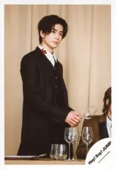 【中古】生写真(ジャニーズ) Hey! Say! JUMP/中島裕翔/膝上・衣装黒・白・右向き・両手グラス/DVDシングル「愛だけがすべて -What do you want?-」MV＆ジャケ写オフショット/公式生写真