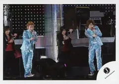 【中古】生写真(ジャニーズ) 嵐/大野智・櫻井翔/ライブフォト・横型・全身・衣装水色・左手マイク・目線右/公式生写真