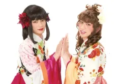 【中古】生写真(男性) 秋沢健太朗(食満留三郎)・反橋宗一郎(善法寺伊作)/横型・上半身・向かい合い・衣装白・赤・女装・両手合わせ/「ミュージカル『忍たま乱太郎』第9弾再演 ～忍術学園陥落!夢のまた夢!?～」ブロマイド第1弾