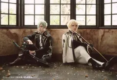 【中古】生写真(男性) 三浦宏規(髭切)・高野洸(膝丸)/横型・全身・座り・窓・キャラクターショット/「ミュージカル『刀剣乱舞』 髭切膝丸 双騎出陣2019 ～SOGA～」ランダムブロマイド 戦闘・内番ver.