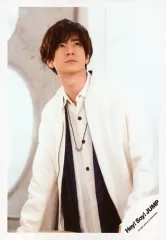 【中古】生写真(ジャニーズ) Hey! Say! JUMP/中島裕翔/膝上・衣装白・紺・体左向き・顔見上げ・目線右上・背景白/シングル「I am / Muah Muah」MV＆ジャケ写オフショット/公式生写真