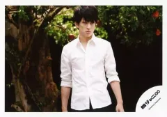 【中古】生写真(ジャニーズ) 関ジャニ∞/横山裕/横型・膝上・衣装白・両手下・目線右・背景木/公式生写真