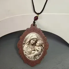 アンティーク調　聖母マリア　彫り模様の繊細な木製フレーム　ペンダント　ネックレス　ギフトジュエリー　アクセサリー