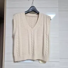 アイボリー ケーブル編み ニット ベスト