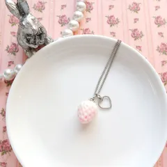 白苺とフープハートのネックレス＊シルバーカラー