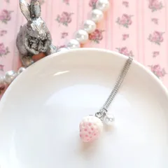 白苺とパールのネックレス＊シルバーカラー