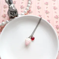小さな恋する白苺のネックレス＊チェコハート/シルバーカラー