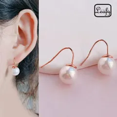 Leafyシンプルなファッションに映える、洗練された輝き 一粒ゆらゆらフェイクパールピアス　コーディネートを上品に仕上げる一粒パールピアスはフォーマルシーンにも活躍します 程よく華やかな印象を与えるデザインは、結婚式のお呼ばれなどのパーティーシーンにもぴったり