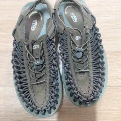 キーン UNEEK サンダル